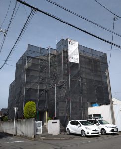 旧事務所兼ご自宅建物
・ﾀｲﾙの割れ欠けなどの貼替、屋上防水改修など工事施工、完了。